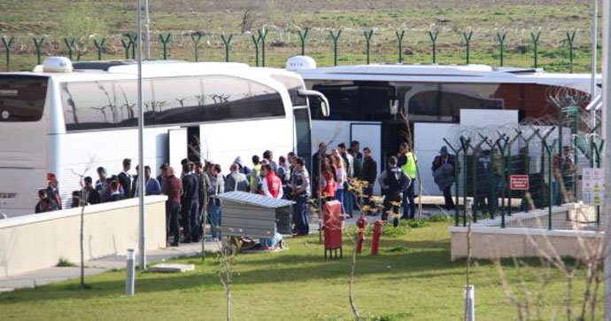 Türkiye'ye iade edilen ilk kafile Kırklareli'ye ulaştı
cumhuriyet.com.tr/haber/dunya/51…