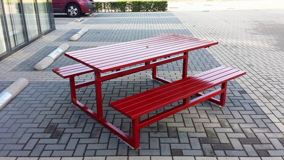 Er is weer veel vraag naar onze onderhoudsarme en oersterke picknicktafels, laat het voorjaar maar beginnen.