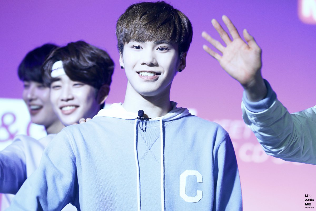 990225_com's tweet photo. 160404 MEET&amp;GREET #라키 #ROCKY #아스트로 @offclASTRO https://t.co/gkbdSuxT0T https://t.co/BvwE4ftwHI https://t.co/e2yNn7sYZ2