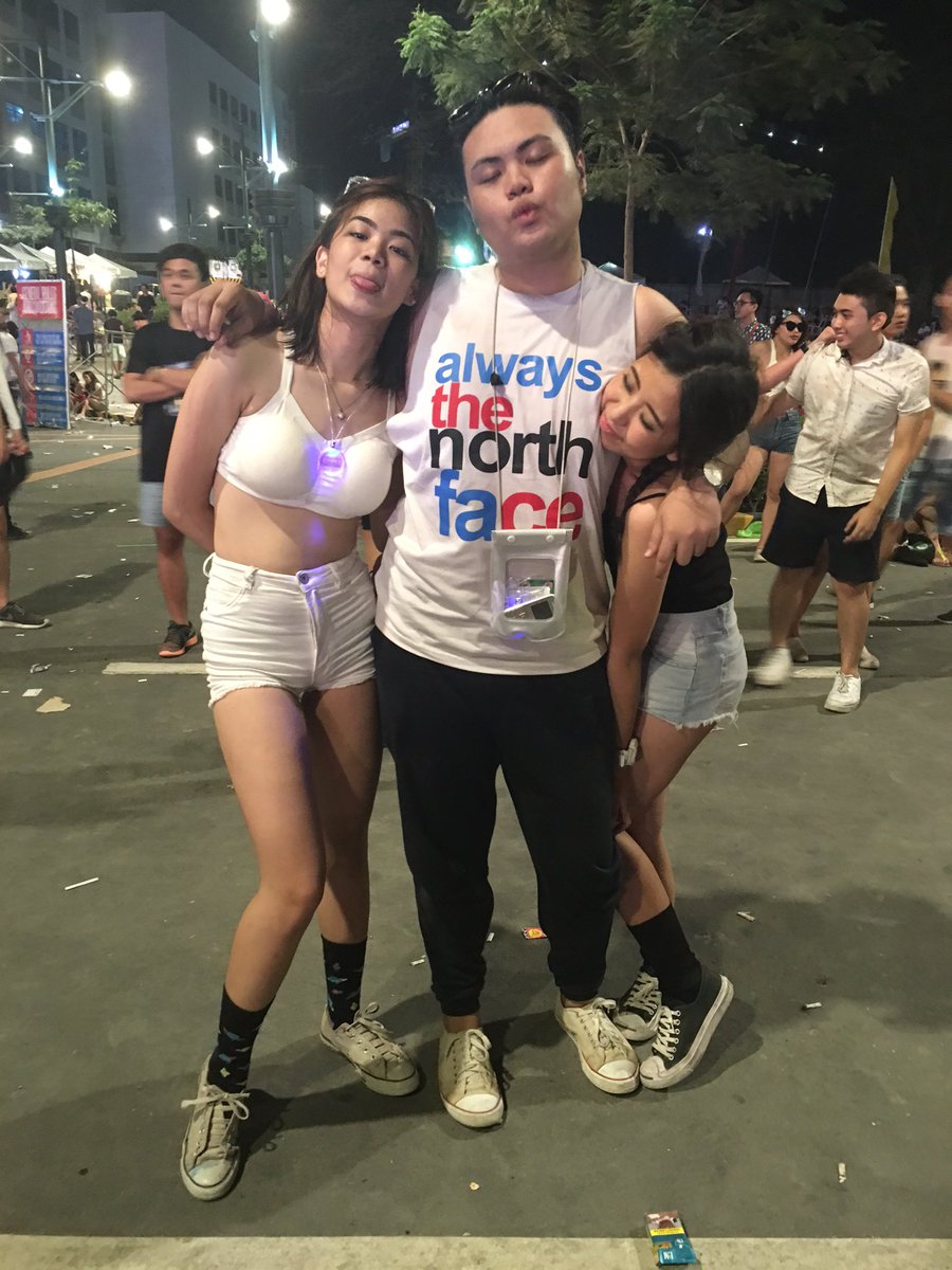 _ChaWei's tweet photo. Fam #flight759 #bathrobecrew #NxR2016 insert NICK, MAR ++++ https://t.co/F0lOKku8nb