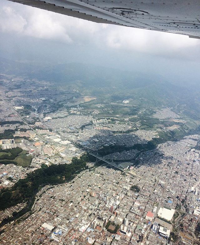 spotterscol's tweet photo. Foto de @sdiaz1994 vía https://t.co/GCCPx9XOSV - Over Pereira, Colombia ✈️ #cessna #c172rg #cu... https://t.co/40FFZYNJ5O