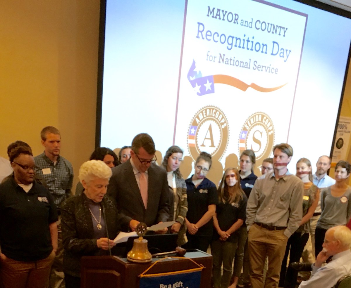 uga_serves's tweet photo. OSL Vista Volunteers proud to be honored by mayors @nancybdenson &amp; @DoddFerrelle for service. #ugaserves @GA_CNCS https://t.co/6C5n0MHl7m