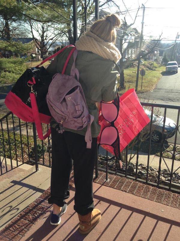WhiteGirlPics's tweet photo. When your best friend spends 1 night at your house but brought an entire weeks worth of stuff https://t.co/cZGrK6pQfT