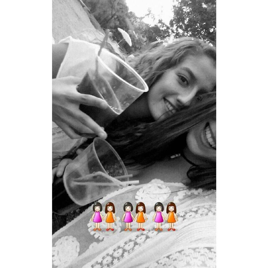 AndreaaBuitrago's tweet photo. ¡¡Felices 17!! Catola 👭🙄 @carlotasan #notequieronadena ❤️🍰 https://t.co/2rIXEP4lzi