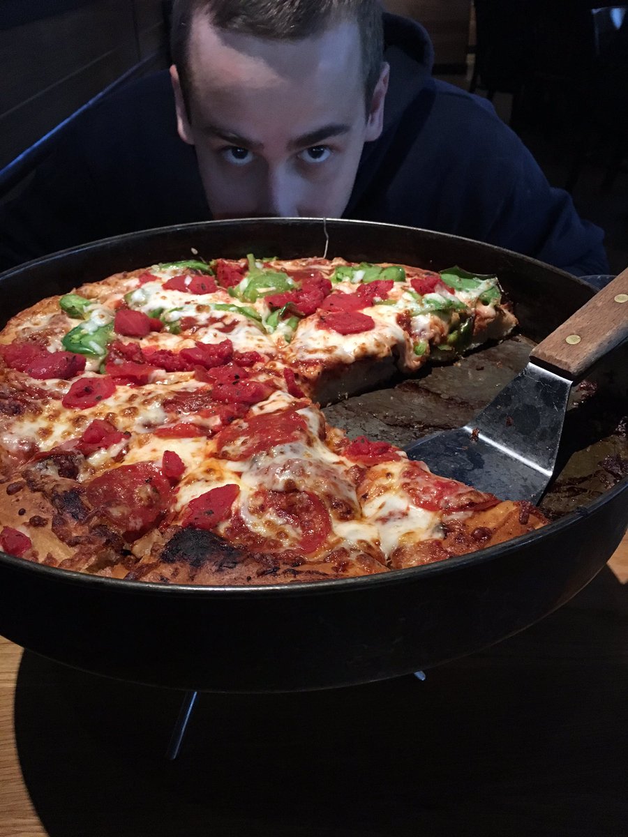 sarah_long29's tweet photo. "1/2 priced pizza on a Monday!! #JustBFThings " - @BeLongggg https://t.co/FIccD67QTT