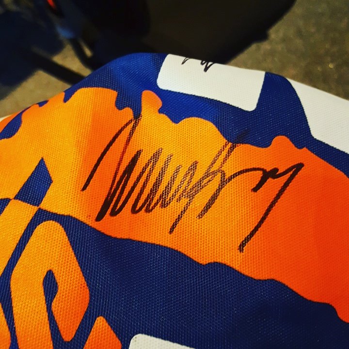 rinniekitty's tweet image. Got my bag signed by Mike Bossy on the train in.. NBD.. #Isles #NeedThesePoints #BossyOntheTrain