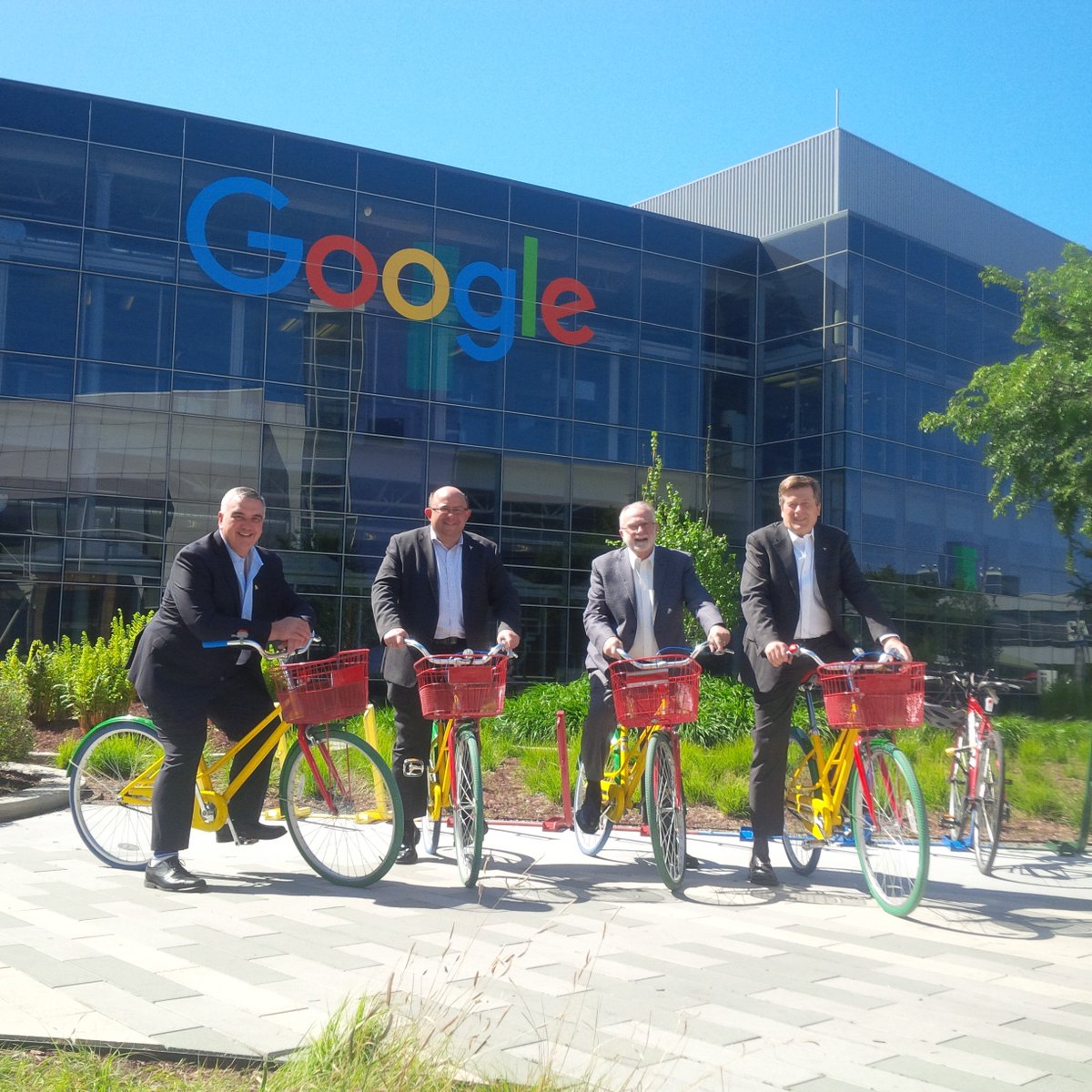 JohnTory's tweet photo. Mayors on a mission! #TOWRCorridor team at @google to sell the region &amp; attract tech investment. https://t.co/23vb3MCBaF