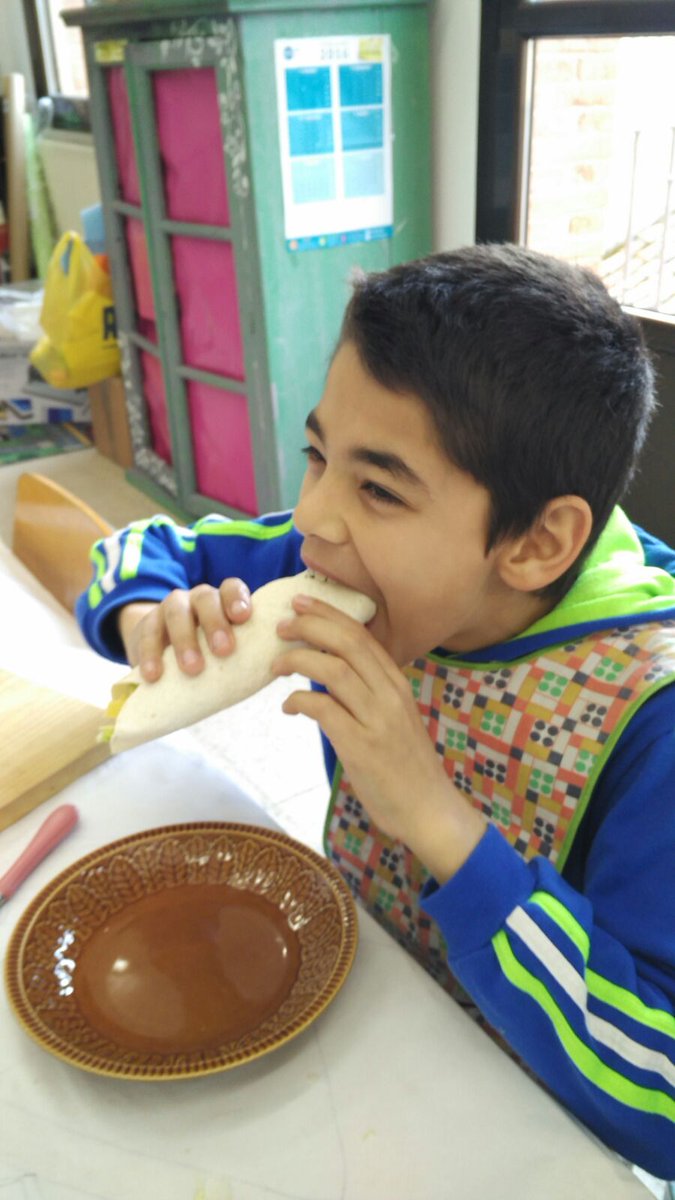 crafloridaduero's tweet photo. La #Merienda del #ColeChef de #SanRomán de hoy ha sido #Fajitas de #Pisto y #Pollo #MeriendaSaludable @educacyl https://t.co/9EGRDbvVeJ