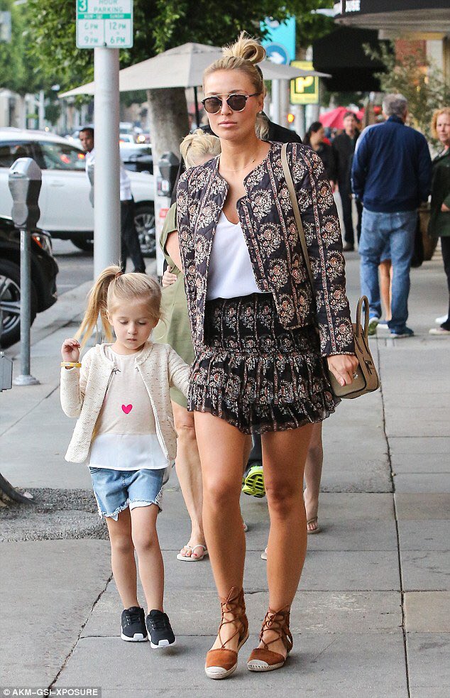AlexGerrardXO's tweet photo. @AlexGerrard7 &amp; Lourdes out in LA ☀️ https://t.co/UChWFPhpu5