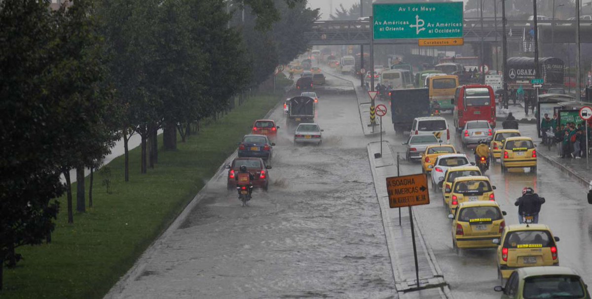 PoliciaBogota's tweet photo. En esta temporada de lluvias conduce con responsabilidad. Reduce la velocidad para evitar deslizamientos #VíaSegura👍 https://t.co/hTWo1jw9k8