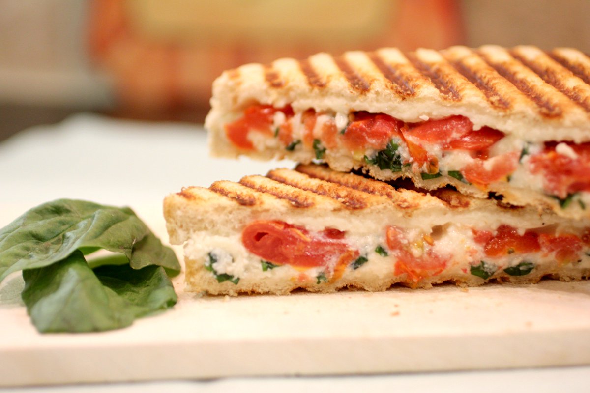 ForHomeUse's tweet image. Lasagna grilled cheese sandwich!? Yes please! #food #foodporn