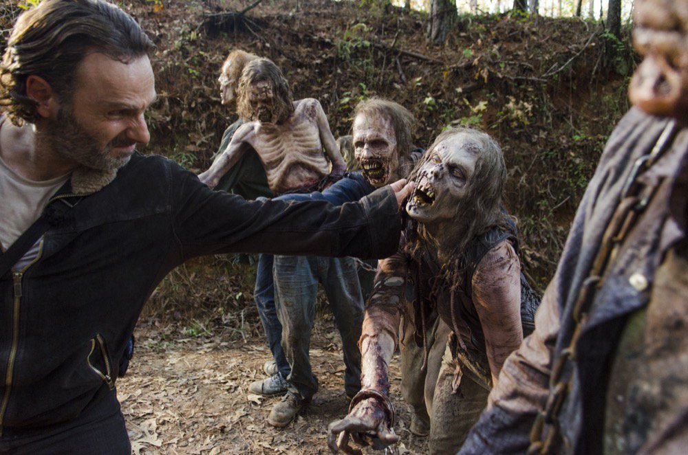 JillHarris69's tweet photo. Taking care of walker roadblock.
#TWD #SeasonFinale #Episode616
#LastDayOnEarth
Photos by #GenePageAMC https://t.co/6oeRFUTU4D