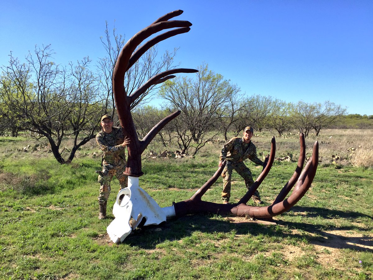 Everything is bigger in Texas, right?! We finally found the size shed we've been looking for 😉 #StasneyCookRanch