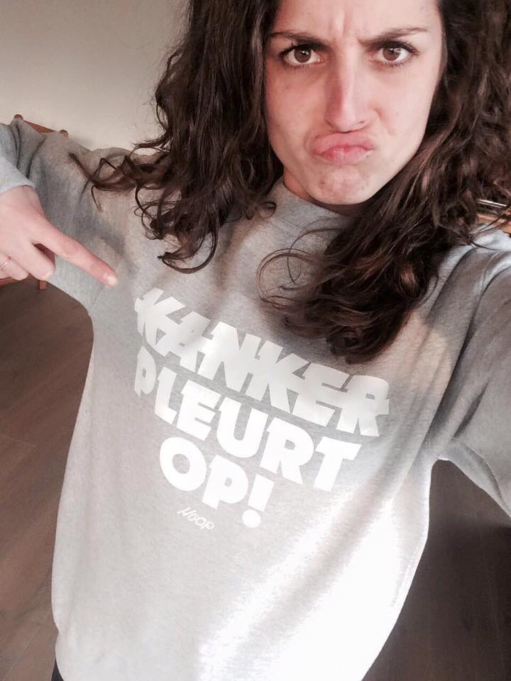 wegmetkanker's tweet photo. Onze Ellen steunt ons niet alleen met haar communicatieplan (afstudeeropdracht), maar ook met deze grijze sweater! https://t.co/57peJbt5LD