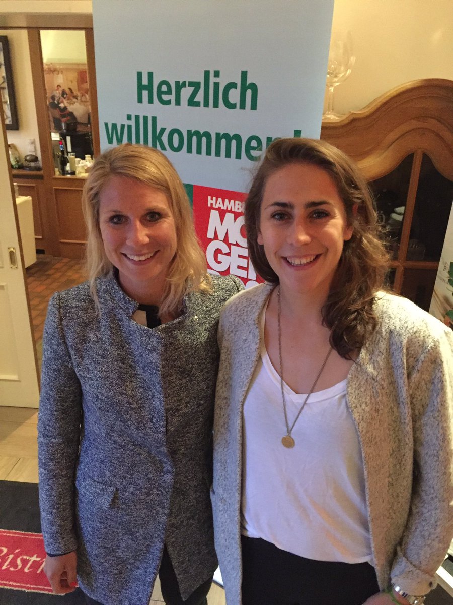 Unsere <a href="/DieDanas/">DANAS Hockeyteam GER</a> Fraktion mit Eileen #Hoffmann und <a href="/MarieMaevers/">Marie Mävers</a> bei der #mopoplayersnight #Hockey