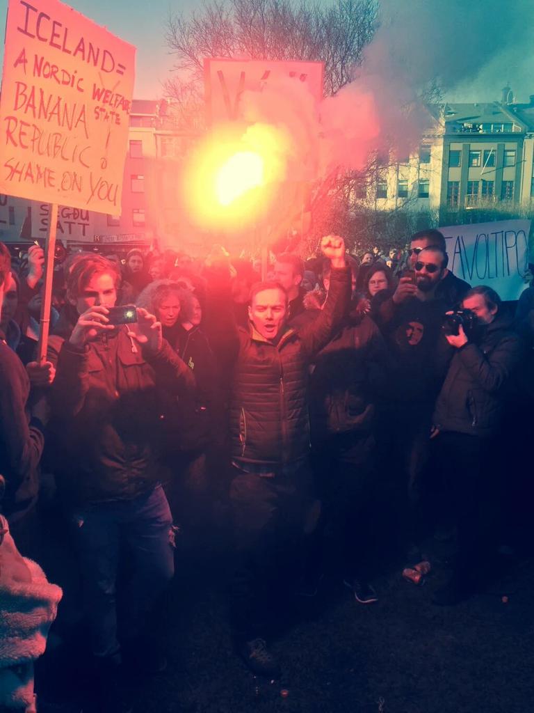 TrendingsPanama's tweet photo. 🔊 #cashljós es Tendencia en Islandia. Islandia de 330 mil habitantes 22 mil están protestando #Record #panamapapers https://t.co/2y9IPRsSv1