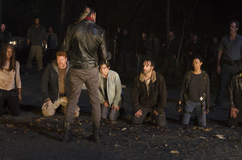 JillHarris69's tweet photo. Having to kneel.
#TWD #SeasonFinale #Episode616
#LastDayOnEarth
Photos by #GenePageAMC https://t.co/9pVeXKJBi0