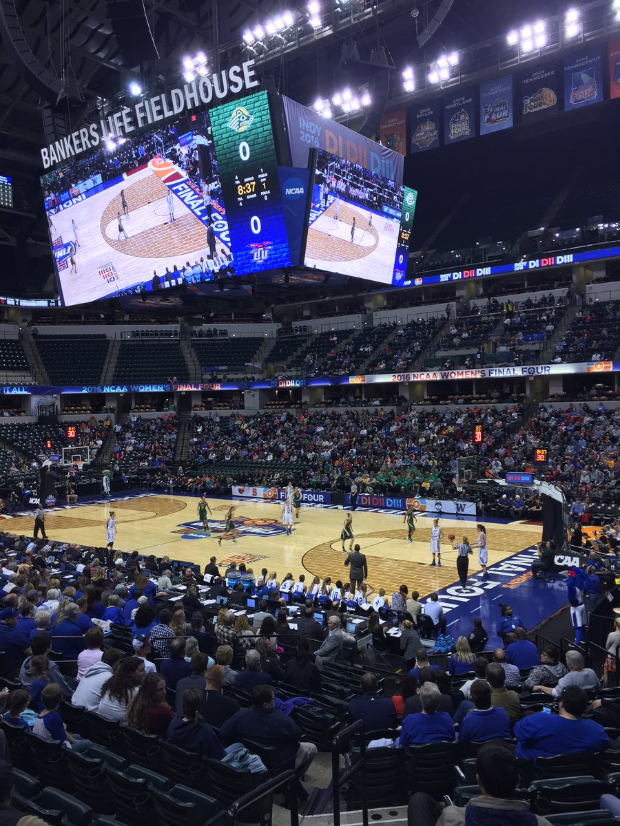 CoachKlop2's tweet photo. So great to see the Division 2 Finals playing on the big stage!! #D2Kid 🏀❤️ https://t.co/zsr7RO5Ban