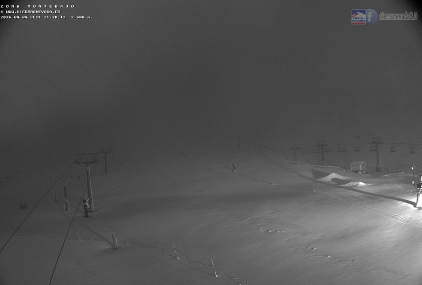 websierranevada's tweet photo. Los constructores del snowpark #Sulayr tienen trabajo para desenterrar los módulos del miniparque .#SierraNevada https://t.co/yYx1zo74nZ