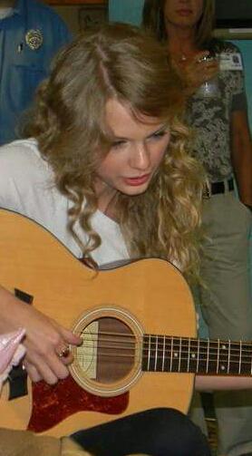 CTLaSalleBlanks's tweet photo. At 4, See how 1 woman helped a family who's girl was dying. She got Taylor Swift to CHKD! https://t.co/M22Khmn6Co https://t.co/iiERgkla7W