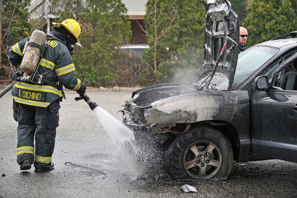 cmatthews_dj's tweet photo. Vineland firefighters put out a vehicle fire at Chestnut Ave and Main Road. @VINELANDOEM @thedailyjournal https://t.co/UmKCgXbEFf