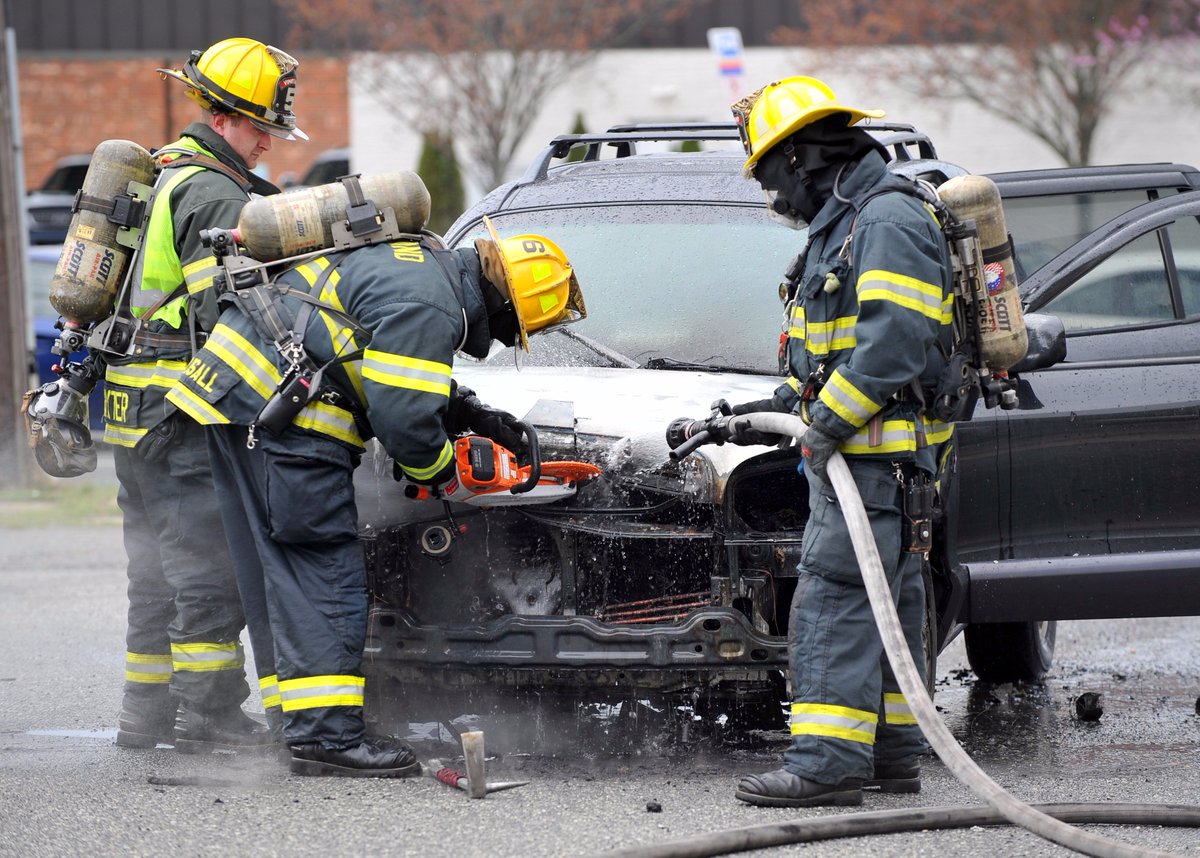 cmatthews_dj's tweet photo. Vineland firefighters put out a vehicle fire at Chestnut Ave and Main Road. @VINELANDOEM @thedailyjournal https://t.co/UmKCgXbEFf
