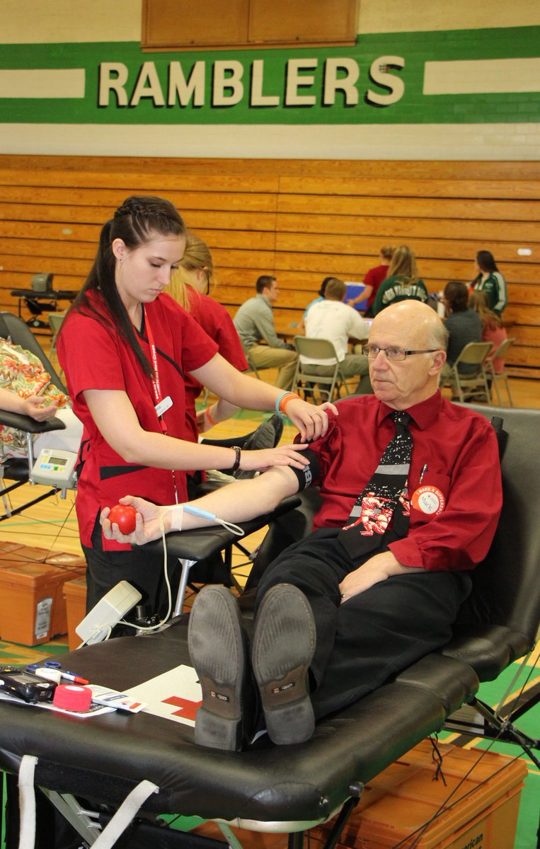 RegisCatholic's tweet image. Today, #RegisHS held its annual blood drive to help support the @RedCross. Thanks to everyone who donated! #BeAHero