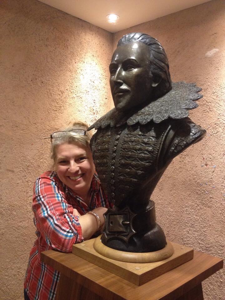 What a handsome chap! The Methuen Shakespeare at The Globe Exhibition! #selfiewithshakespeare