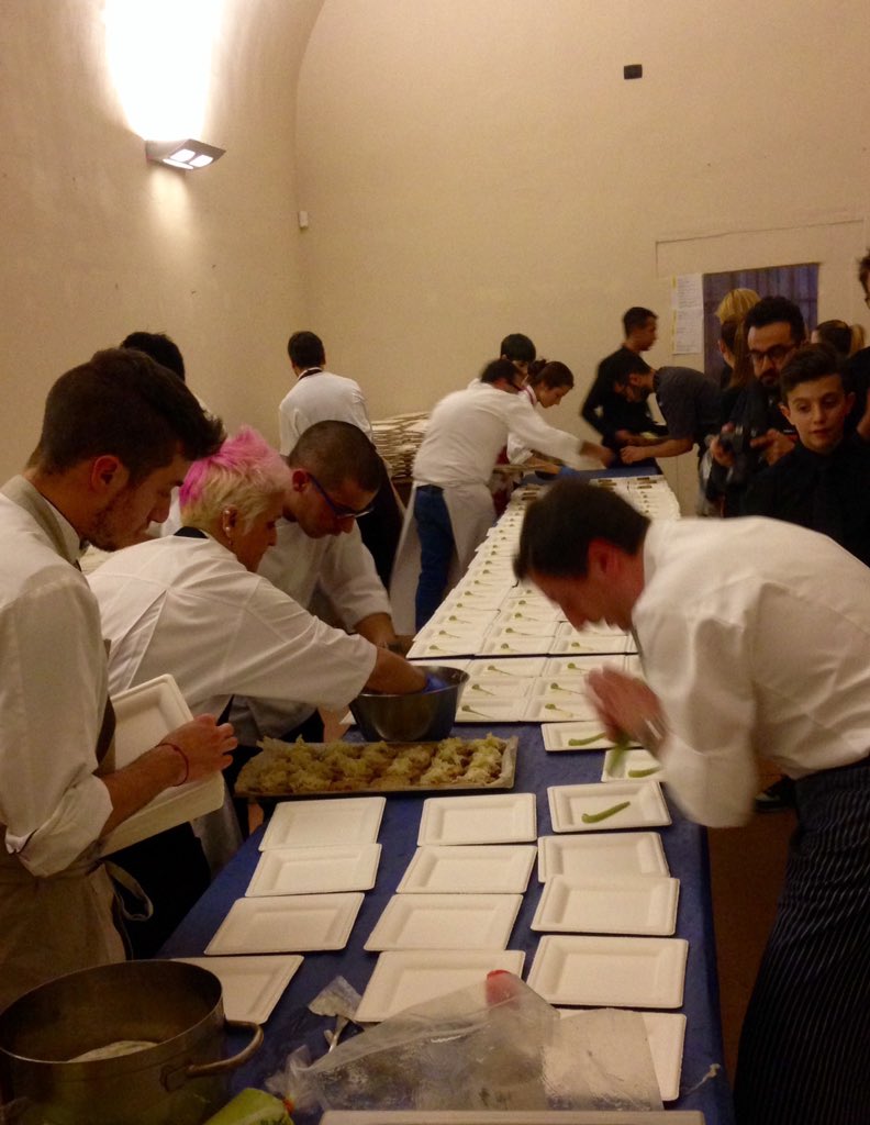 annadecovic's tweet photo. Dietro le quinte della cena con chef stellati e i detenuti del carcere di Saluzzo #piustellemenosbarre https://t.co/XnWT5D9o7E