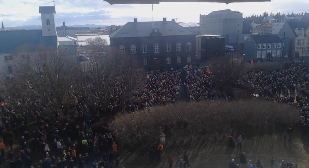anoncourier's tweet photo. 100s gathered outside Iceland's parliament demanding resignations over the #PanamaPapers. Uh-oh. https://t.co/fCoBJpzTap