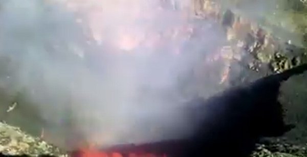 redtarapaca's tweet photo. Actividad del Villarrica fue captada en video desde su cráter🗻😯  https://t.co/eMqmEp9QQv https://t.co/iF1RZGkVMx