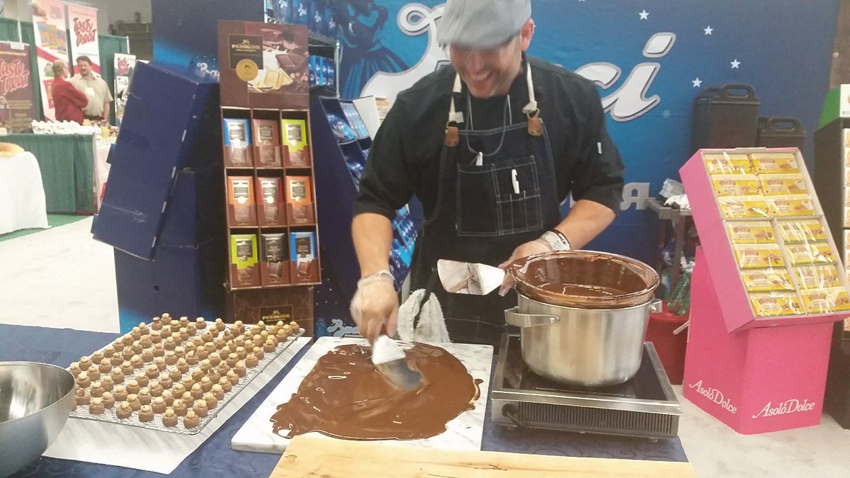 haidalane's tweet photo. This is how to say I love you in Italian #bacichocolate #GSFSHOW2016 great demonstration https://t.co/19KEM26GZl