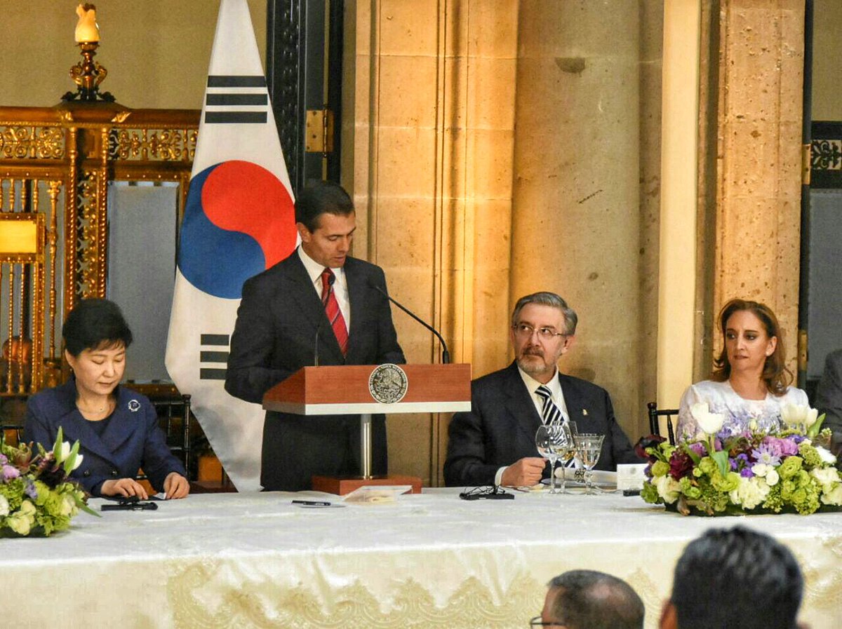 rafalugos's tweet photo. El Presidente @EPN dedica un mensaje en la Comida de Bienvenida a la Presidenta Park Geun-hye. #CoreaEnMexico https://t.co/yqjSHiDYv3