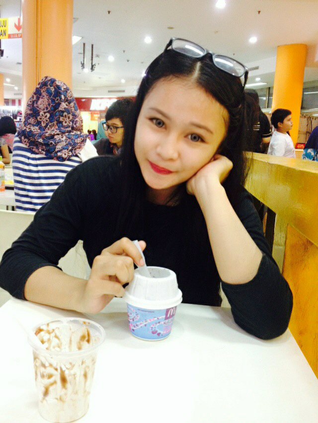 rahmawatiserena's tweet photo. Saking kelamaan nunggu makanannya dianterin, sampe ice creamnya abis duluan wkwk~ https://t.co/QCrEJJHA0r