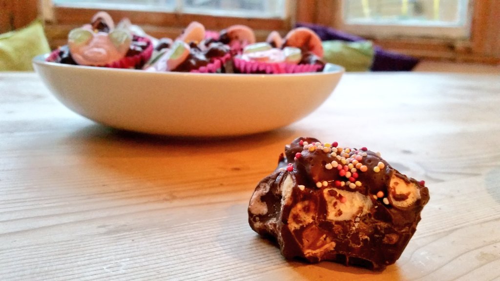 s_tailor's tweet photo. #SonumBakes Percy Pig #RockyRoads! #weekendbaking #imadethis #chocolate #birthdayparties #percypigs https://t.co/xHyC2UPw9I