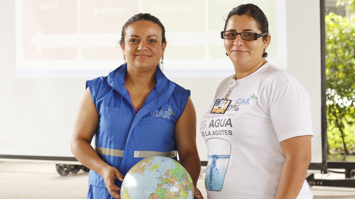 SENACDAE's tweet photo. Angie Olaya y Adriana Camacho dirigen la #capacitación ambiental con metodología WET- CAR en el auditorio del CDAE. https://t.co/GqzwASayoV