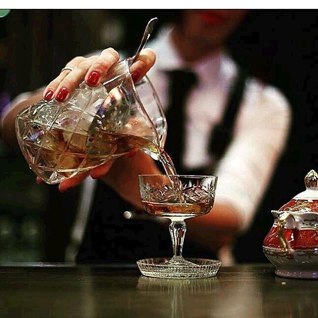 CelebrityCruise's tweet photo. It's 5:00. Are you at the World Class bar? Photo by: arry30222 aboard #CelebrityEquinox. #CraftCocktails https://t.co/pqgcbseTl8