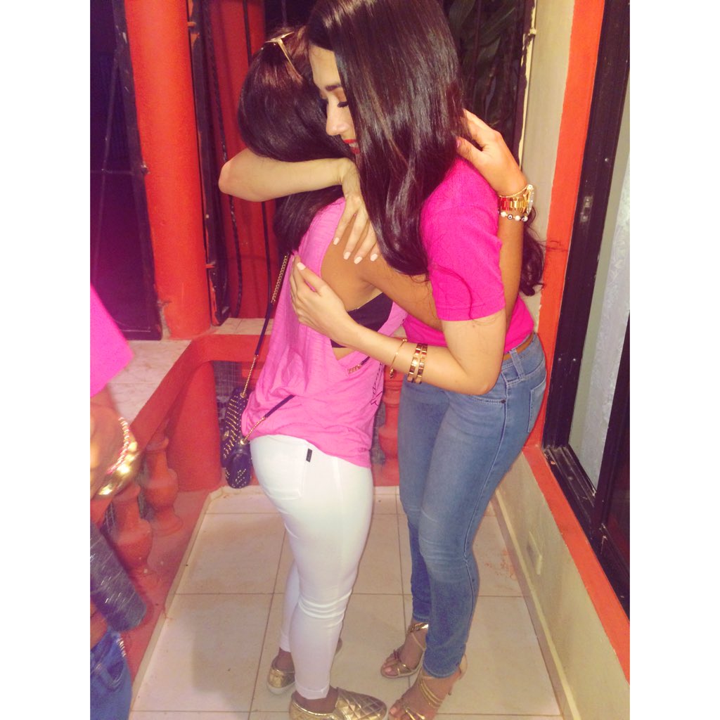Albaramirez26's tweet photo. Un abraso de ella me pones feliz ❤️🎤😍🙏 https://t.co/Din96Q6jPN