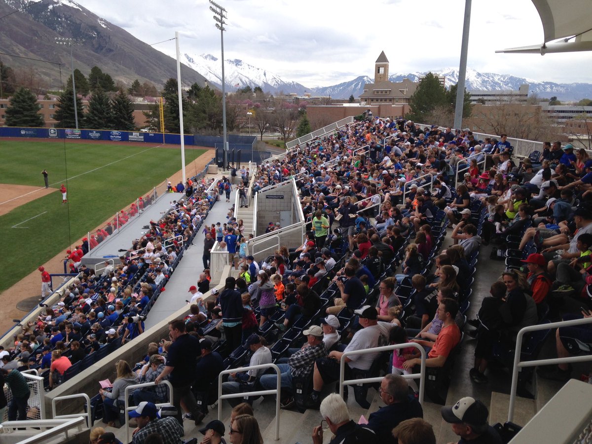 ArizonaBaseball's tweet photo. Much like @APlayersProgram, we draw a crowd when he hit the road! #BearDown https://t.co/Z8GPvLNYQ9