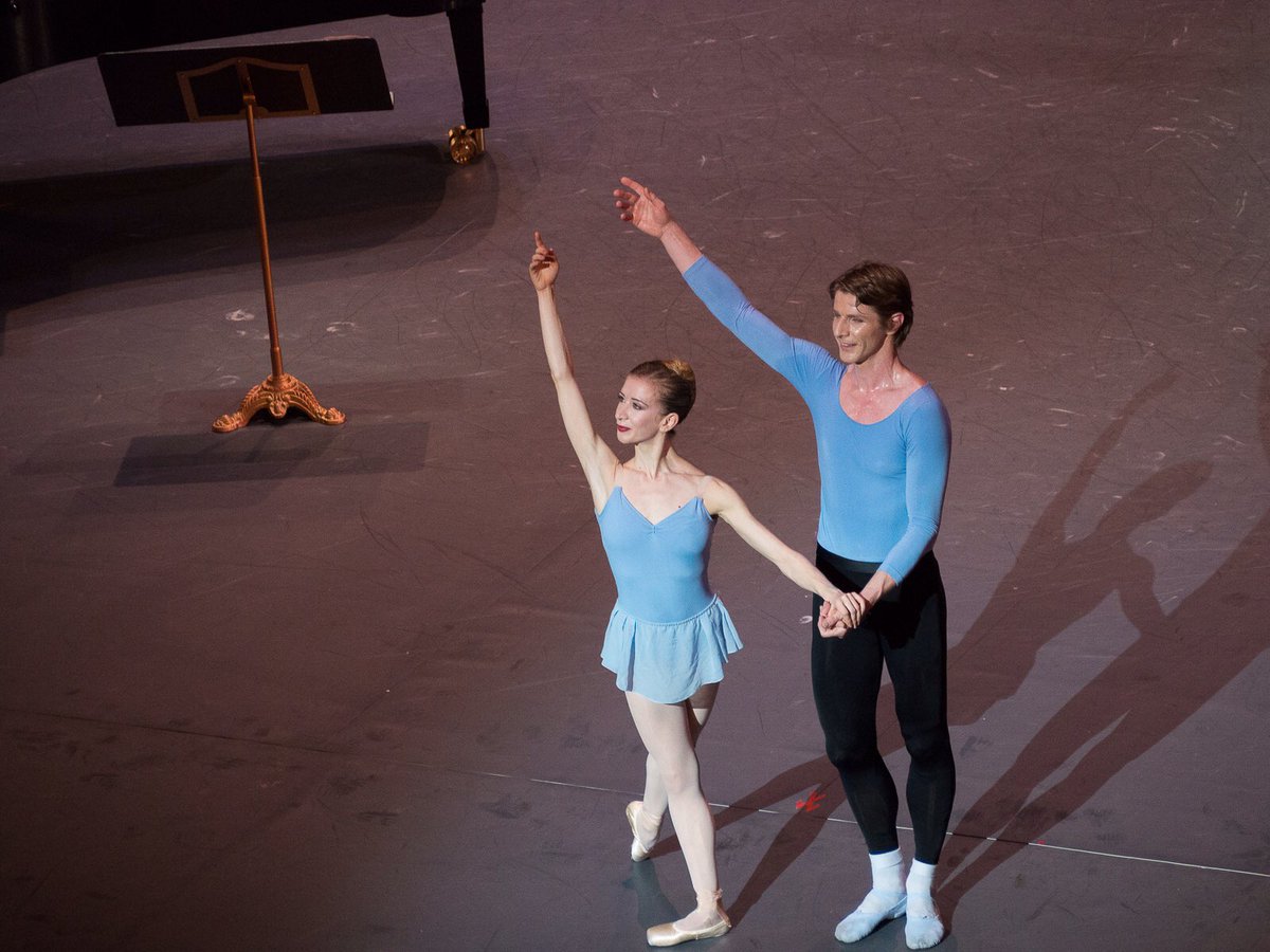 fandorine's tweet photo. Belle ovation pour MOB et Karl Paquette dans #DuoConcertant mais je ne suis pas réceptive à Balanchine manière Agon. https://t.co/l5JfA98wAs