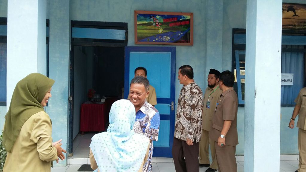 Pacitanku's tweet photo. Sidak UN Usai Dilantik, Indartato Berharap Kelulusan 100 Persen https://t.co/LGjBBsuEaP https://t.co/gewyHPgSwA