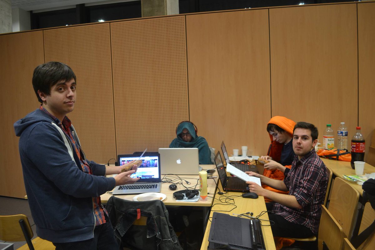 MasterWebEdito's tweet photo. Il est 6 heures et les étudiants tiennent toujours le coup. Dernière ligne droite avant la soutenance. #Webnight ~SH https://t.co/kNbIaCMh8T