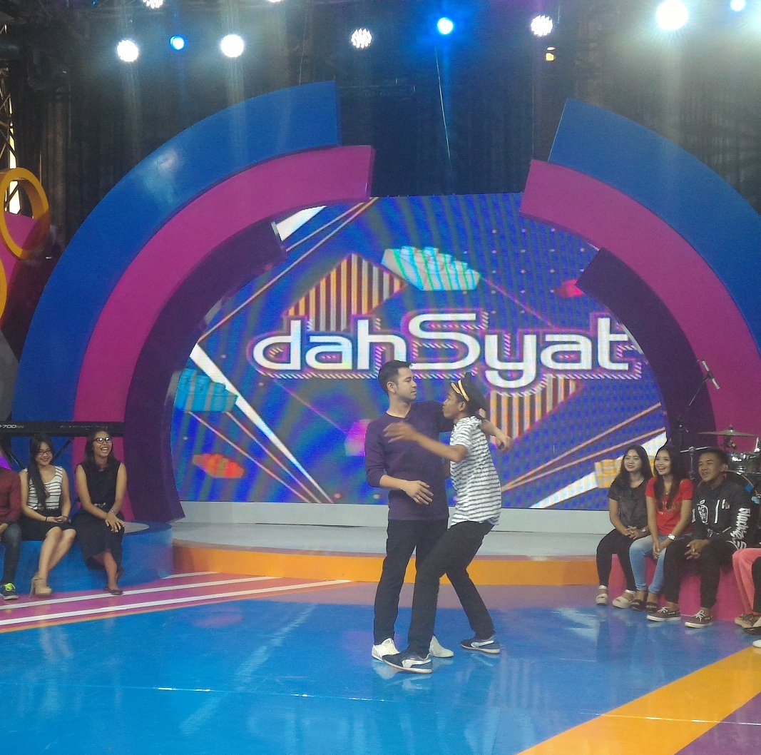 dahSyatMusik's tweet photo. Hahaha kocak, Dede abis sama Aa Raffi nihh #dahSyatSuperSelasa https://t.co/xI17QnzYmz
