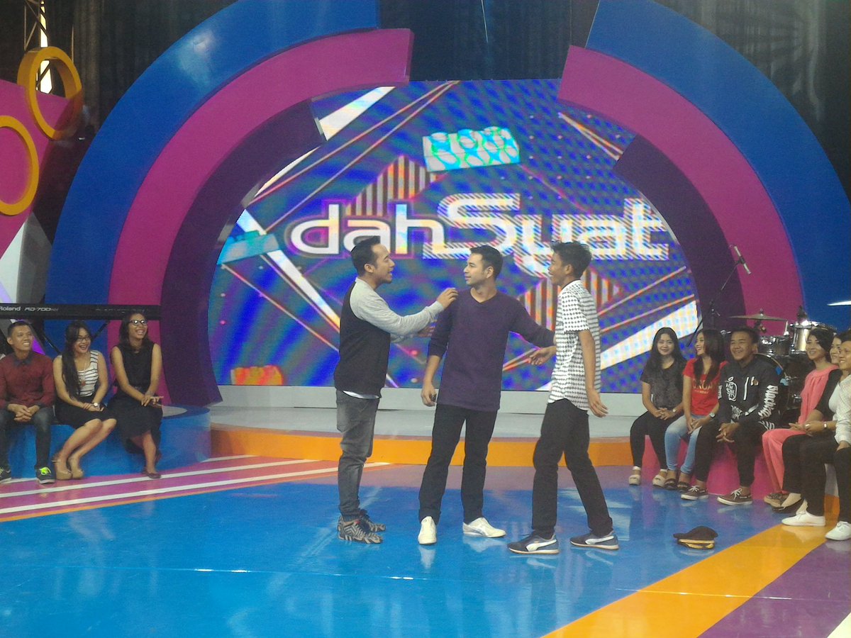 dahSyatMusik's tweet photo. Hahaha kocak, Dede abis sama Aa Raffi nihh #dahSyatSuperSelasa https://t.co/xI17QnzYmz