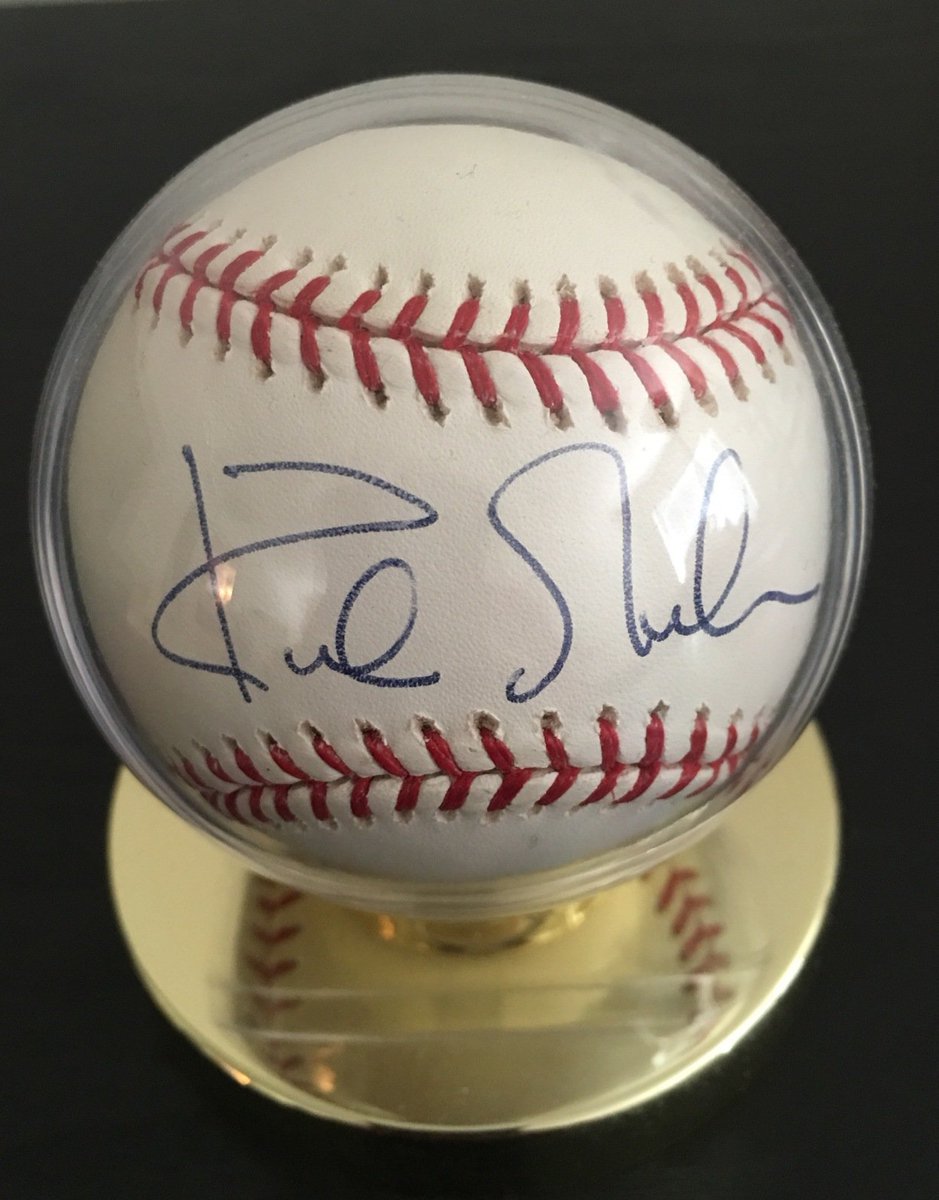 LeyendasLegends's tweet photo. Follow &amp; RT for the chance to win this Gibson signed ball! Winner selected after 100 RTs. More great giveaways soon! https://t.co/WhSVIQFMb5
