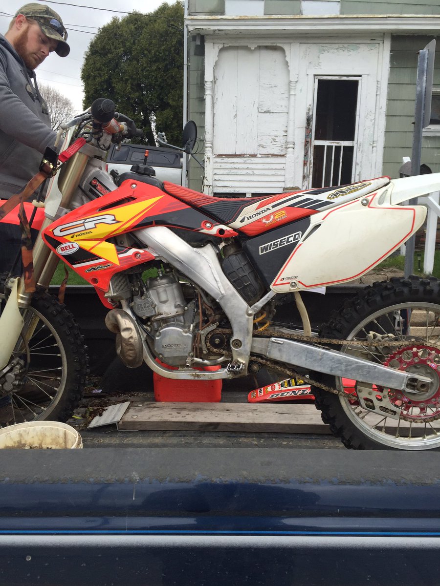 luke_loughner22's tweet photo. Well bought this new toy today! Honda CR250 #teamhonda #222fast #2strokin #braaaap https://t.co/wLIUBp9WP2