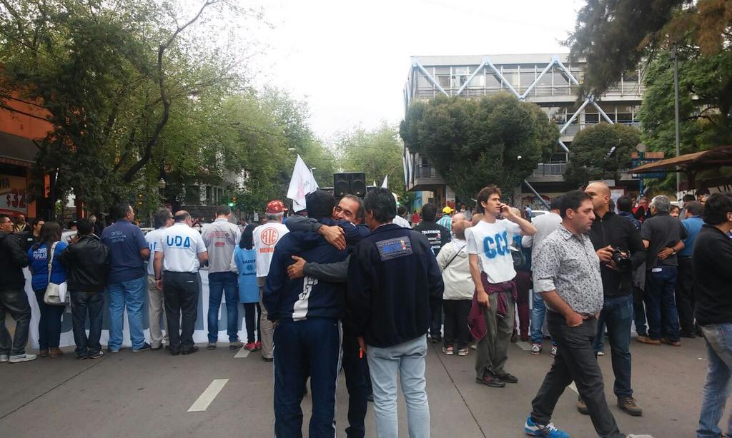 gustavocorrea77's tweet photo. En imágenes el #paronacional #unidaddelostrabajadores @Supomok @SIPESmendoza @CtaMza @ApelPrensa https://t.co/7xP3VxBLnm