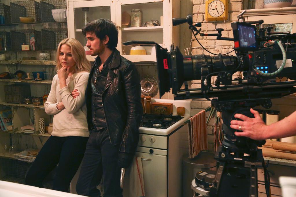 OnceABC's tweet photo. BTS with #CaptainSwan! #OnceUponATime https://t.co/0SXhtavwcF