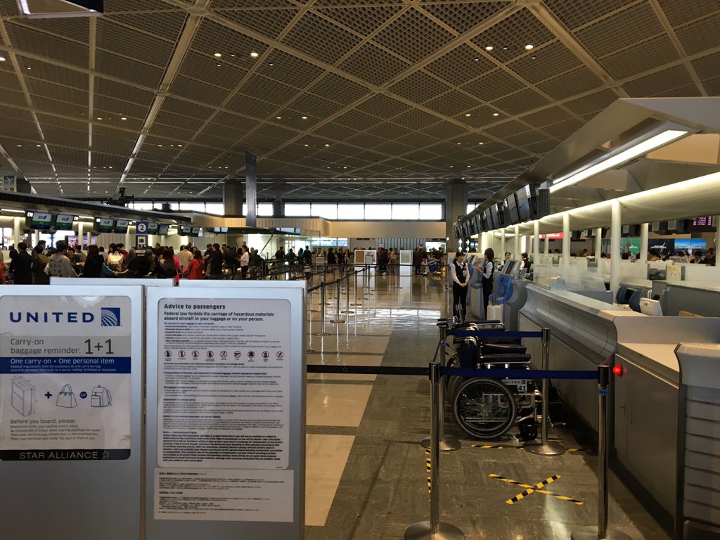 Emily_BCandB's tweet photo. Passengers lined up. Check-in closed. Employees just chatting. Wtf? @unitedairlines @nrt https://t.co/WJwaiskYyg