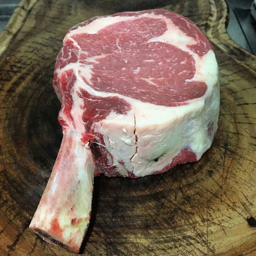 GrillinFool's tweet image. How glorious is this massive hunk of beef? Steak and pic courtesy of @gus.mesquita -  O di… ift.tt/1V5tieB